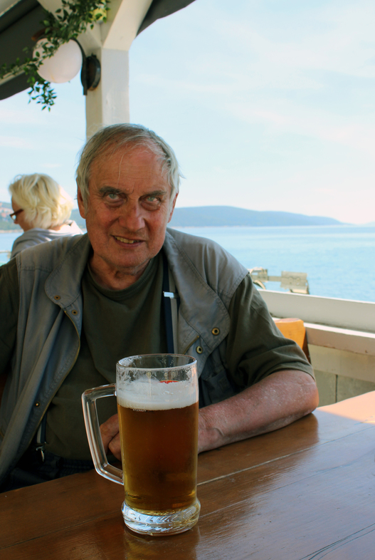 Ein kühles Bier am Meer. Martinšćica, Insel Cres, Kroatien, Mai 2023. Foto: Herbert Zettel