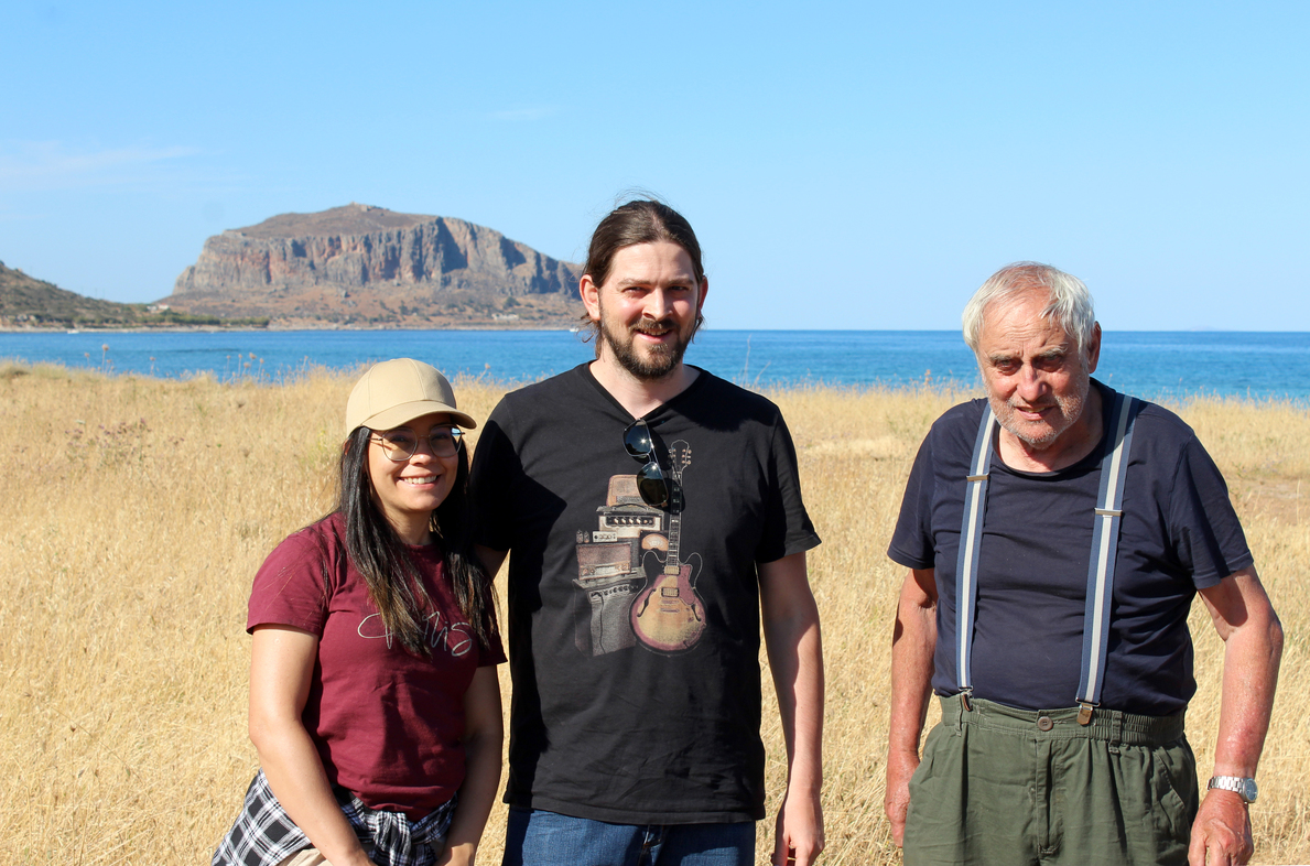 Mit Isis Sá Menezes und Alexssandro Camargo an der Küste Lakoniens, im Hintergrund Monemvasia, Griechenland, Mai 2024. Foto: Herbert Zettel